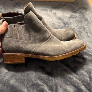 Sofft Gray Suede Men's Chukka Boots size 8